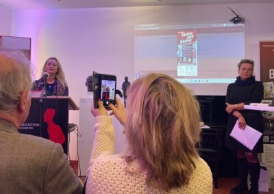 Dr. Ingvild Richardsen (Kuratorin) und Uta Löhrer (Bayerische Landeszentrale für politische Bildungsarbeit)