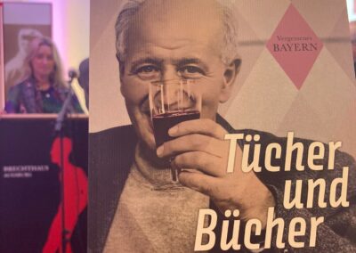 im Hintergrund: Dr. Ingvild Richardsen (Kuratorin und Autorin)