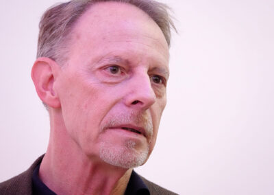 "Bücher und Tücher" Vernissage im Brechthaus Augsburg: Rupert Grübl (Direktor der Bayerischen Landeszentrale für politische Bildungsarbeit)