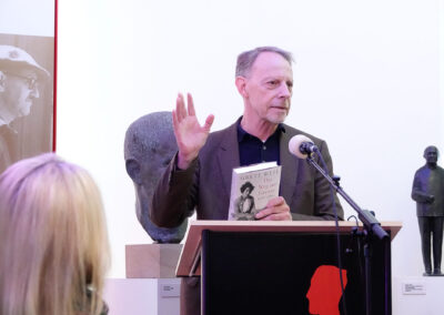 "Bücher und Tücher" Vernissage im Brechthaus Augsburg Eröffnungsrede: Rupert Grübl (Direktor der Bayerischen Landeszentrale für politische Bildungsarbeit)