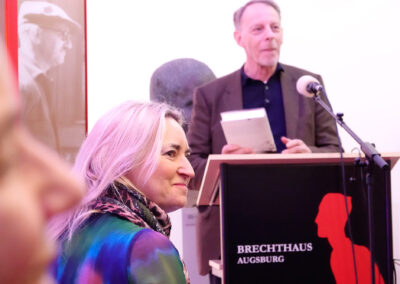 von links nach rechts: Dr. Ingvild Richardsen (Kuratorin und Autorin), Rupert Grübl (Direktor der Bayerischen Landeszentrale für politische Bildungsarbeit)