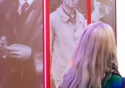 Dr. Ingvild Richardsen (Kuratorin der Ausstellung „Bücher und Tücher“).