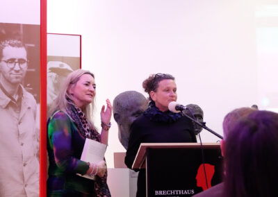 links nach rechts: Dr. Ingvild Richardsen (Kuratorin) und Uta Löhrer (Bayerische Landeszentrale für politische Bildungsarbeit)