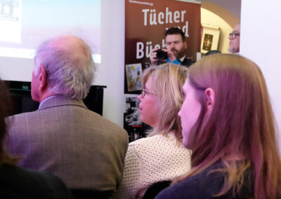 Im Hintergrund von links nach rechts: Christoph Komposch + Markus Komposch (creativeJAM GbR.) - Ausstellungsgestaltung