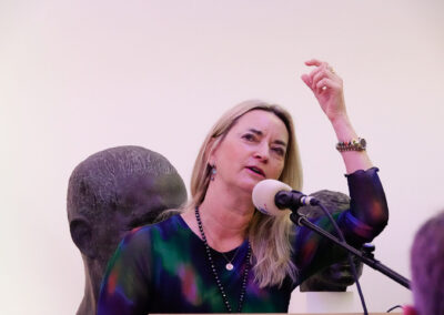 Bücher und Tücher - Dr. Ingvild Richardsen (Kuratorin)