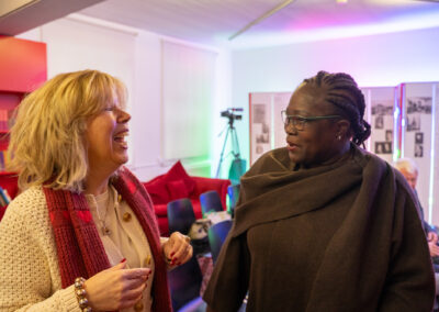 Drs. Linda Kohn vom "ILB" aus Amsterdam im Gespräch mit der Autorin Liesse Ebengo (liesse-ebengo.de)