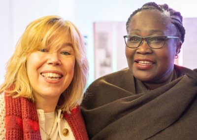 Drs. Linda Kohn vom "ILB"und die Autorin Liesse Ebengo