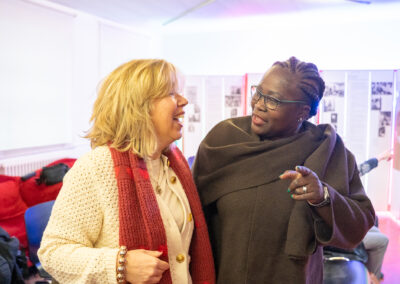 Drs. Linda Kohn vom "ILB" im Gespräch mit der Autorin Liesse Ebengo