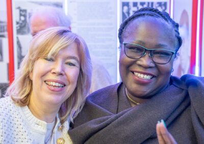 Drs. Linda Kohn (Literaturagentin, Inhaberin des Internationaal Literatuur Bureau (Amsterdam) und Liesse Ebengo (Autorin)