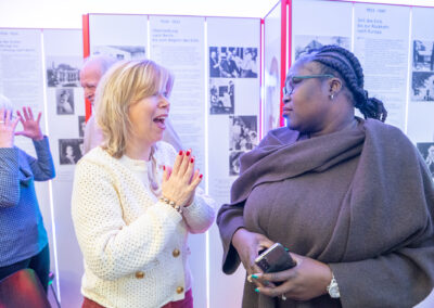 Drs. Linda Kohn vom "ILB" im Gespräch mit der Autorin Liesse Ebengo (liesse-ebengo.de)