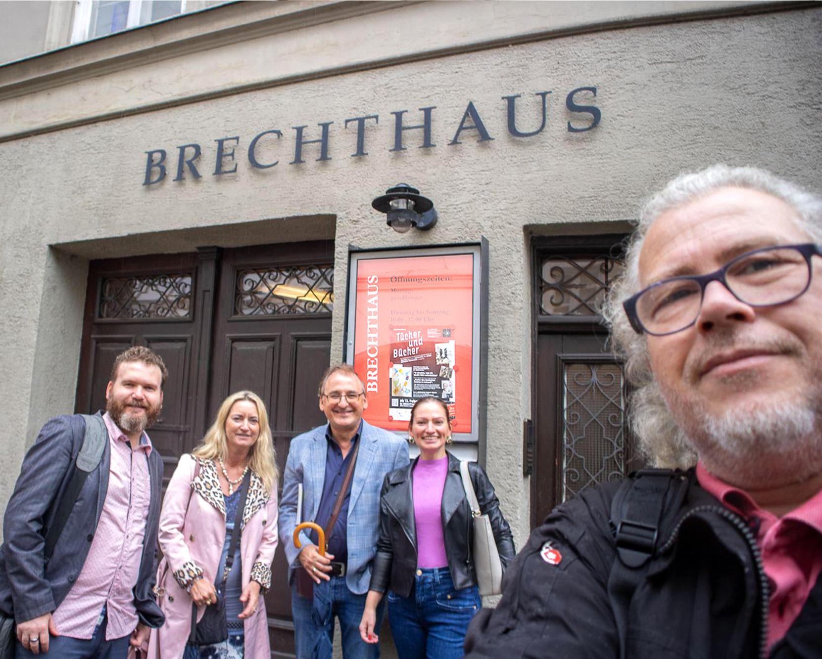 Vorbereitung der Ausstellung Tücher und Bücher im Brechthaus Augsburg. Von links nach rechts: Christoph Komposch (Medienstationen der Ausstellung und Realisation - Komunikationswissenschaftler bei creativeJAM GbR), Dr. Ingvild Richardsen (Kuratorin und Autorin, Philologin und Kulturwissenschaftlerin), Dr. Christof Trepesch (Kunstsammlungen & Museen Augsburg Leitender Direktor), Sarah Klein (Kunsthistorikerin Kunstsammlungen & Museen Augsburg), Markus Komposch (Ausstellungsgestaltung Design und Realisation - Künstler und Mediendesigner bei creativeJAM GbR)