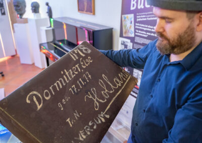 Christoph Komposch von creativeJAM GbR. mit dem „Koffer aus Theresienstadt“ von Else Dormitzer (Ausstellungsstück)