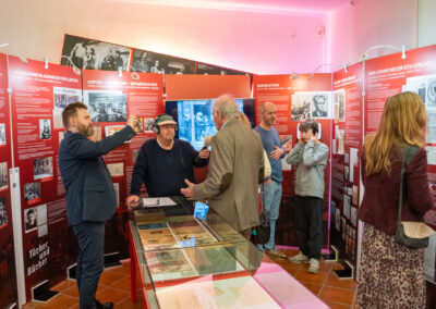 v.l.n.r.: Christoph Komposch, Dr. Uwe Kullnick, Menno Kohn, Arthur Kohn mit Sohn