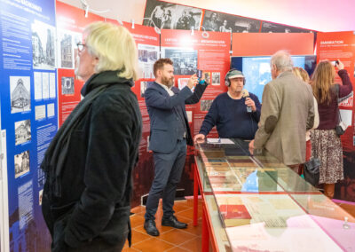 im Hintergrund v.l.n.r.: Christoph Komposch, Dr. Uwe Kullnick, Menno Kohn