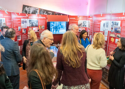 Blick in die Ausstellung: Vernissage-12Febr2026-Tuecher_und_Buecher-00715