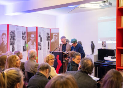 am Redepult: Jürgen K. Enninger (Kulturreferent der Stadt Augsburg)