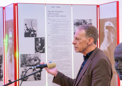 am Redepult: Rupert Grübl, Direktor der Bayerischen Landeszentrale für politische Bildungsarbeit