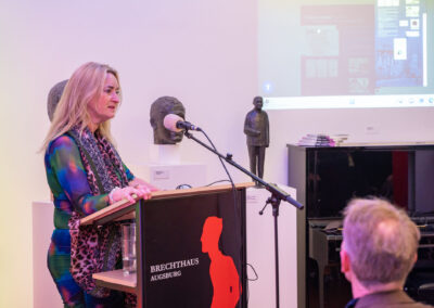 Dr. Ingvild Richardsen (Kuratorin der Ausstellung „Tücher und Bücher")