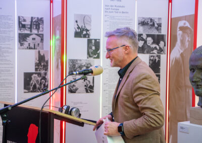 am Redepult: Jürgen K. Enninger (Kulturreferent der Stadt Augsburg) - Sonderausstellung "Tücher und Bücher" im Brechthaus Augsburg