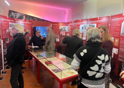 Im Hintergrund: Dr. Uwe Kullnick (Literaturradio Hörbahn) im Gespräch mit Menno Kohn